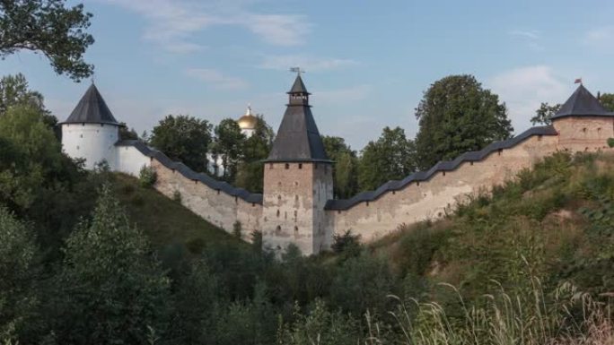 圣安息普斯科沃-佩切斯基修道院的城墙和塔楼。俄罗斯。