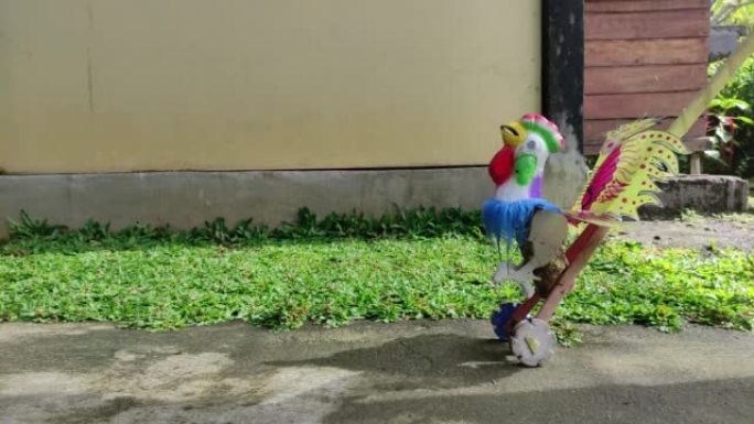 印尼儿童传统玩具，玩具运行时会发出声音。