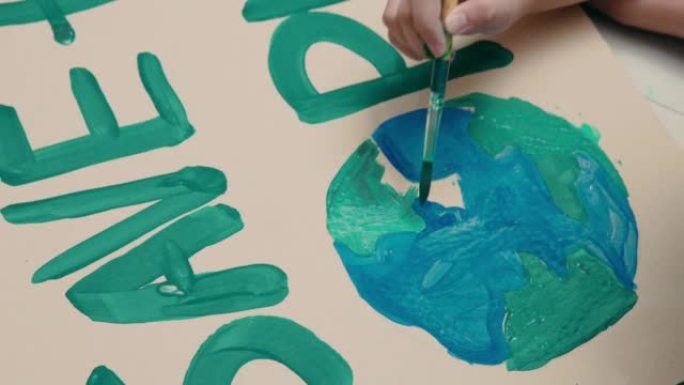 特写志愿儿童制作海报 “拯救地球”