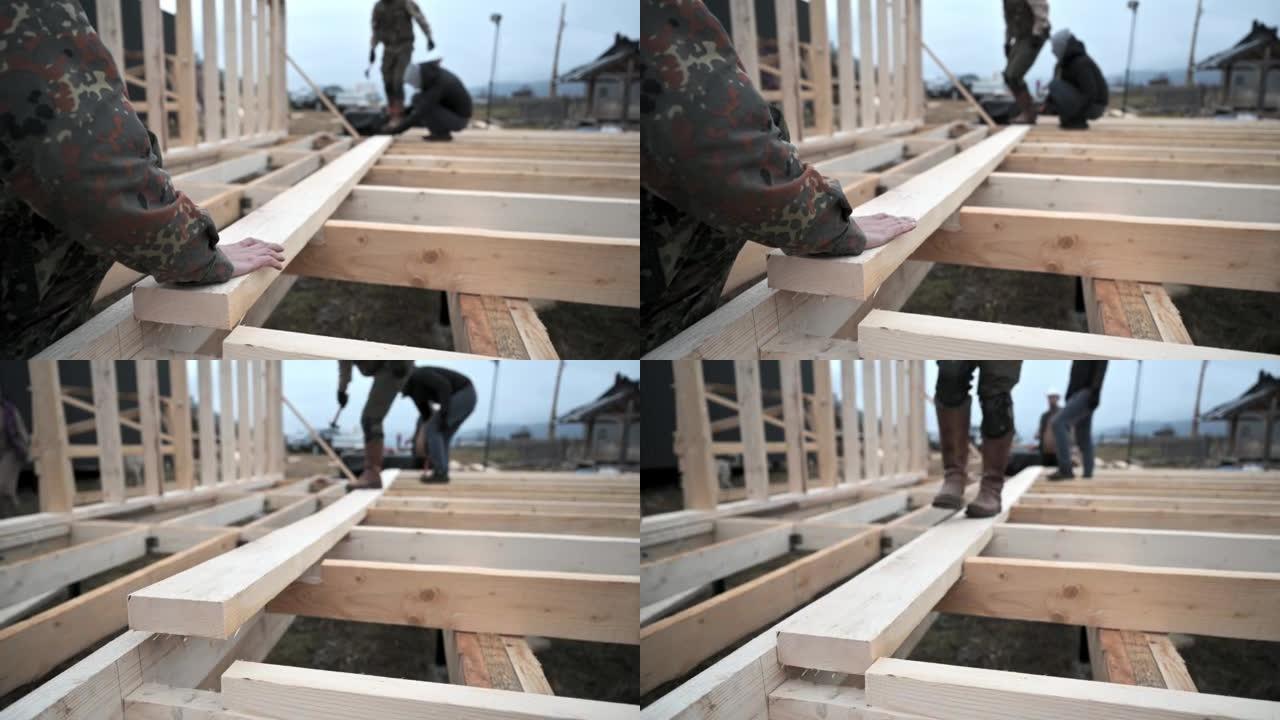 工人在桩基上建造木结构房屋。