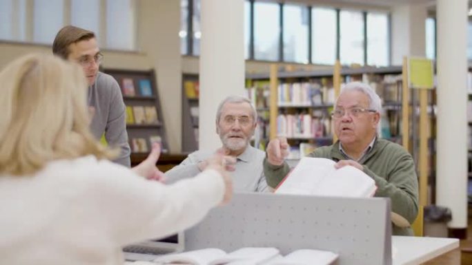 老年人在图书馆上课时互相争论