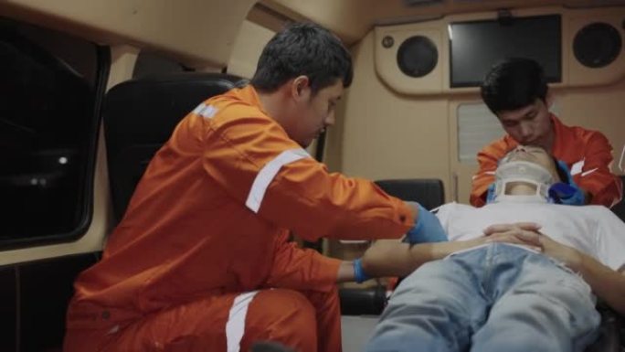 紧急医疗人员用压力表帮助救护车营救一名癫痫患者。