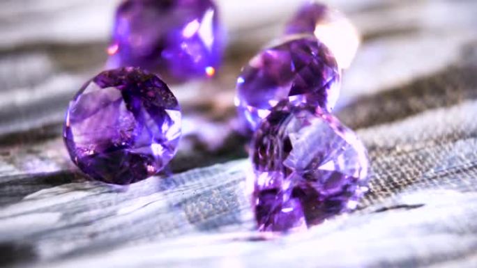 特写。宝石紫水晶紫色。珠宝宝石