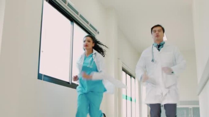 男女医生在医院走廊跑步
