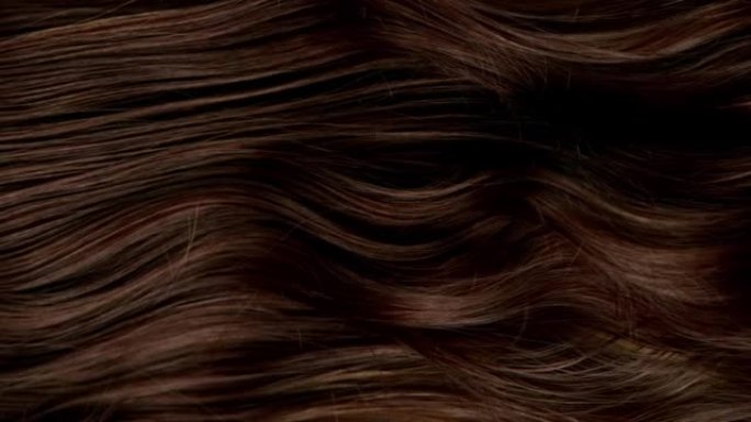 波浪棕色头发的超慢动作细节。