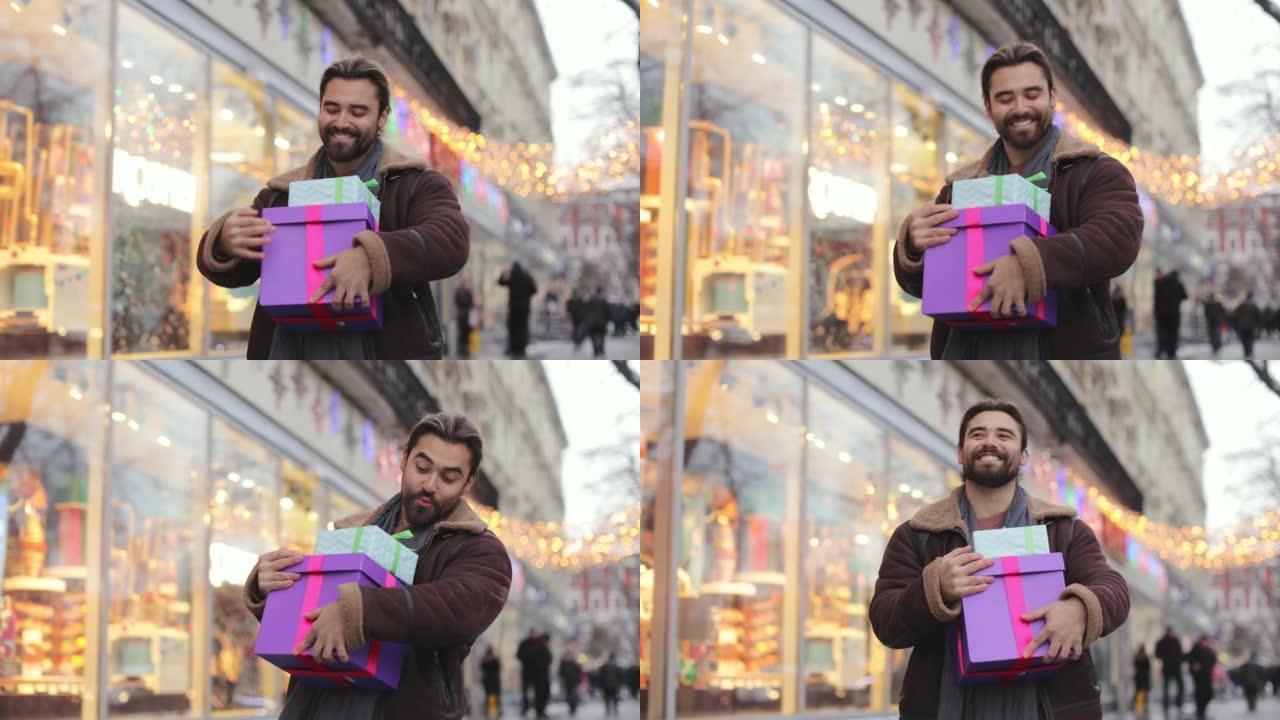 快乐的人带着圣诞礼品盒走在城市街道上