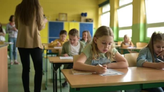 小学女生在课堂上开始写作考试