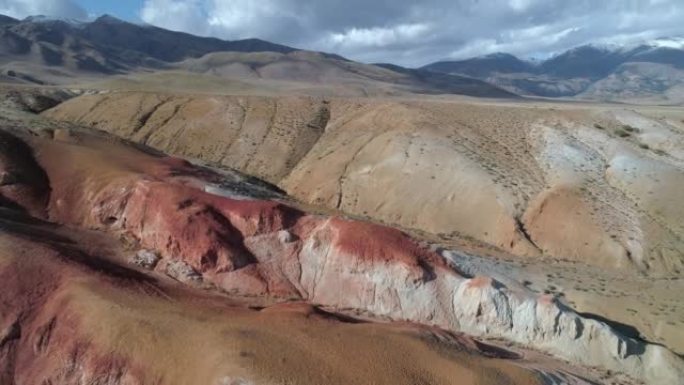 俄罗斯阿尔泰地区美丽的彩虹山脉的鸟瞰图。称为火星的地质构造。由于矿物的沉积，砂岩山链覆盖着惊人的彩色