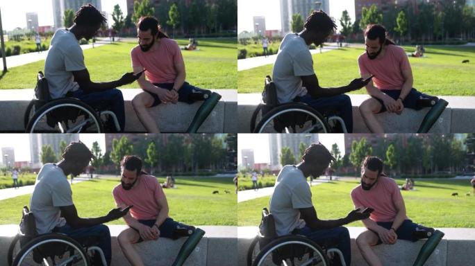 快乐的残疾朋友在帕克城玩手机