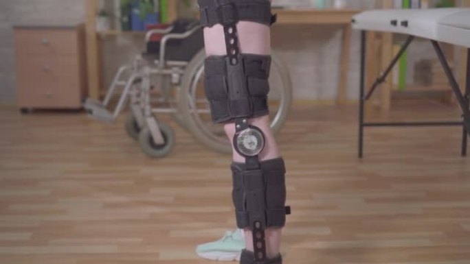年轻女子膝盖弯曲矫形器膝盖支架受伤后特写