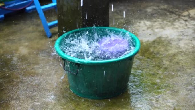 在大雨天，盆地支持降雨。