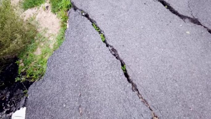 Chamundi hills滑坡的特写视图，由于季风期间的暴雨，柏油路塌陷了
印度卡纳塔克邦的迈苏鲁