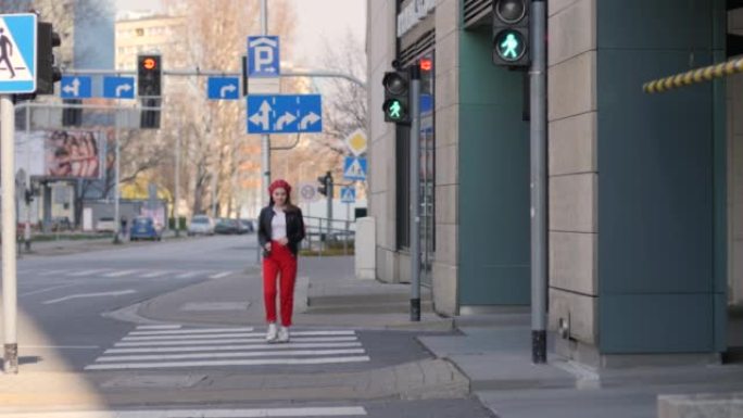 积极情绪青少年可爱的女孩走在城市的街道上跳舞