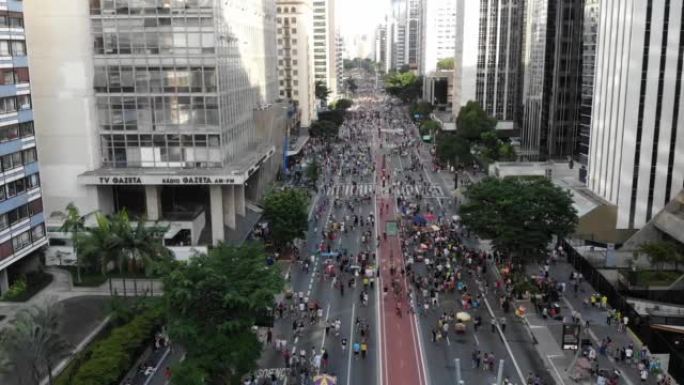 周末 (巴西圣保罗保利斯塔大道)，一条挤满行人的大城市中央街道的鸟瞰图