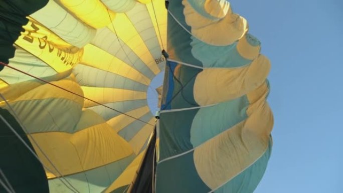 土耳其卡帕多西亚降落后热气球放气
