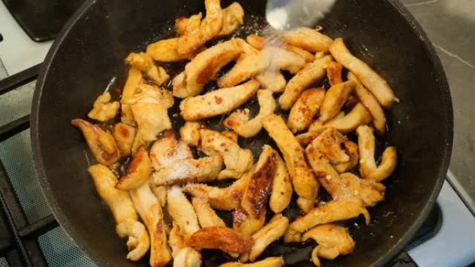 将鸡胸肉与调味料混合，用红辣椒煮熟和油炸