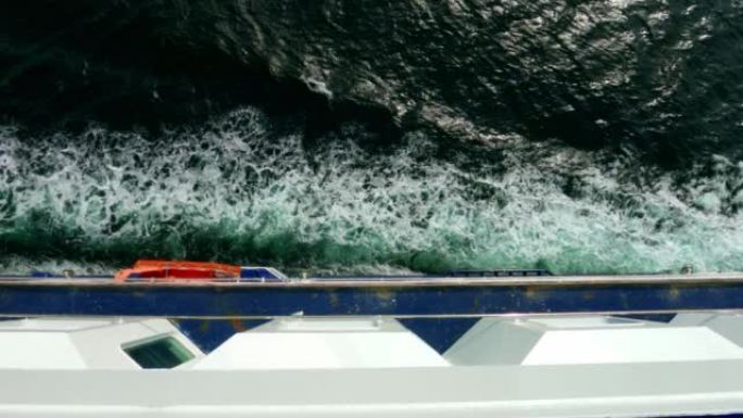 一艘大型渡轮在水中移动的弓形波浪。