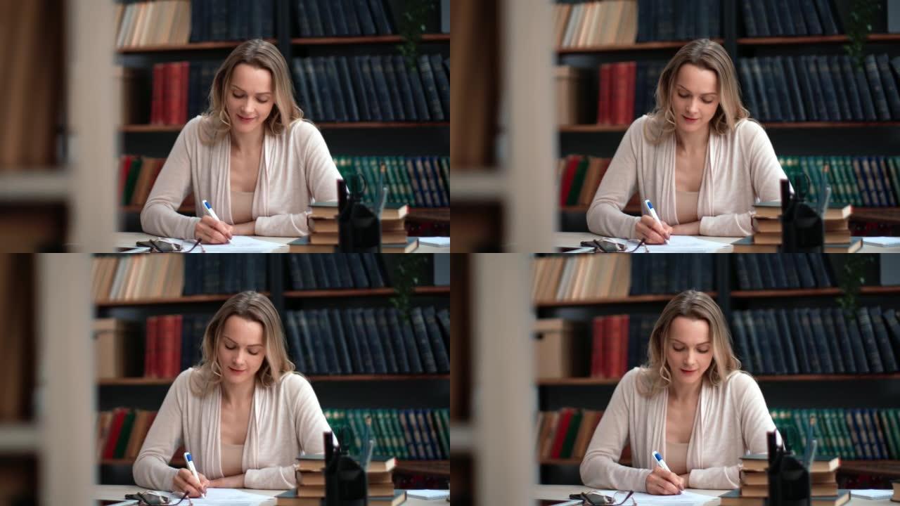微笑的商务老师科学学术教授年轻女子在图书馆写纸质信笺