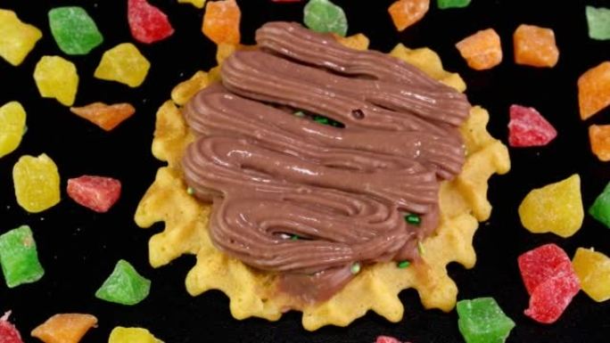 用巧克力奶油装饰的列日华夫饼，撒上糖果和蜜饯旋转。