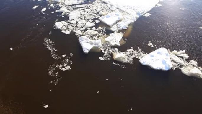 碎冰浮在水面上，碎冰浮冰和冰漂。