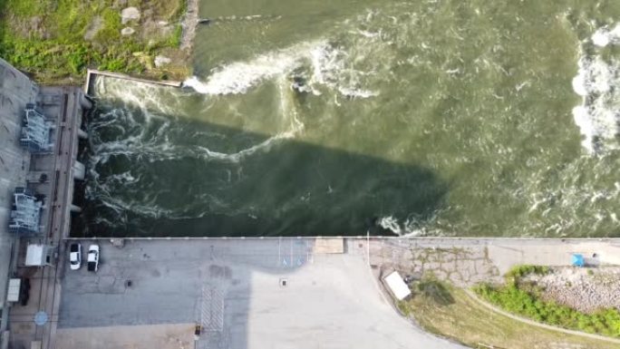 丹尼森大坝水电站在停车场附近产生的强水流涌入美国德克萨斯州和俄克拉荷马州之间的红河沿岸的溢洪道
