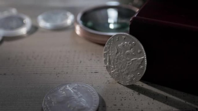钱币学。桌上的沙皇俄国时代的可收藏银币。