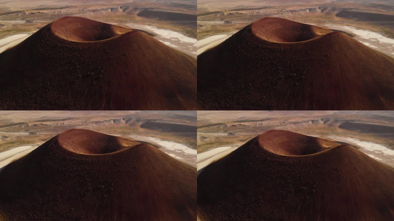 火星上的红色火山破火山口的鸟瞰图