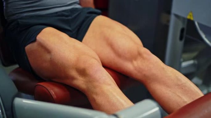肌肉发达的人在健身房做腿