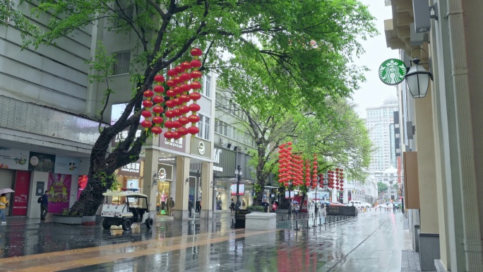 实拍广州北京路商业步行街中的嫩绿与红灯笼