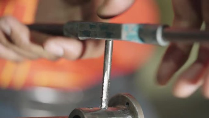 特写一名员工正在工厂使用钢制车刀。