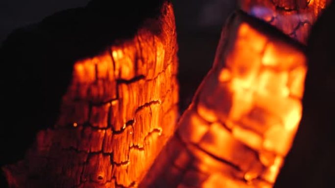 火中燃烧的原木的极端特写。美丽的背景和复制空间。