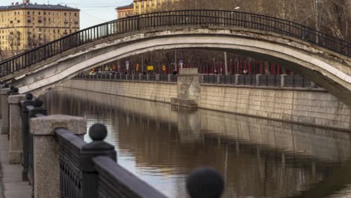在驼背桥上穿越运河的人们的剪影