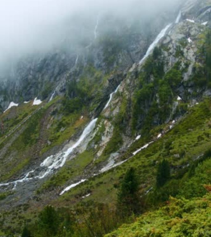 奥地利斯图拜。苏尔泽瑙瀑布在雨天被移动的雾覆盖