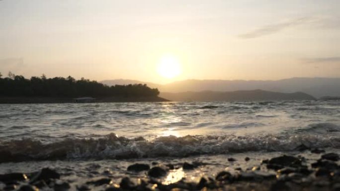 日落时的波浪和湖泊