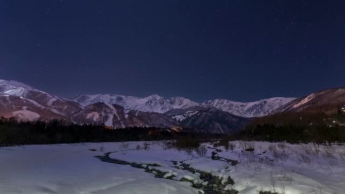 星空从白场村下沉到雪的北阿尔卑斯山