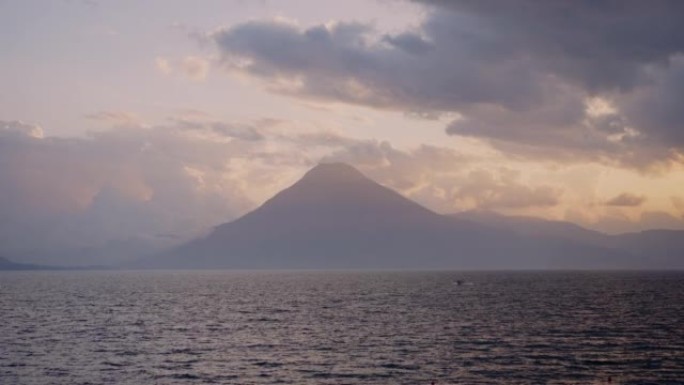 日落时危地马拉阿蒂特兰湖的风景