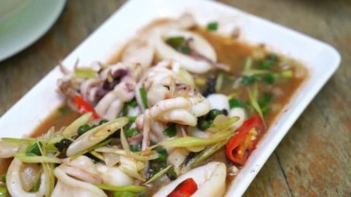 炒鱿鱼或章鱼配虾酱-泰国美食风格