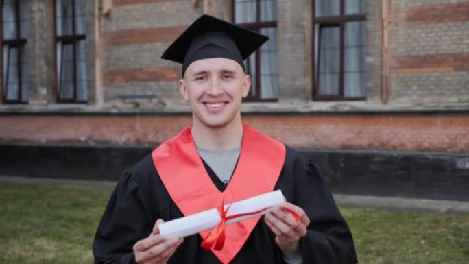 穿着长袍和帽子拿着文凭的快乐研究生为大学背景的毕业硕士证书而欢欣鼓舞。教育理念。