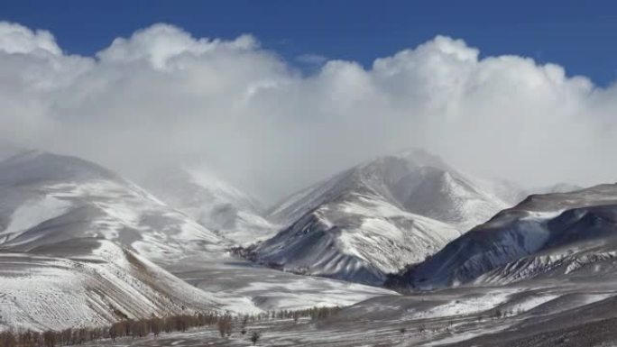 早春季节，库雷山脉的延时视频，蓝天上的云朵。阿尔泰、西伯利亚、俄罗斯