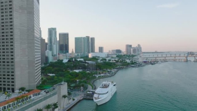 拉回城市银行系泊船只的镜头。揭示了现代城市自治市镇和海湾大桥的全景。美国迈阿密