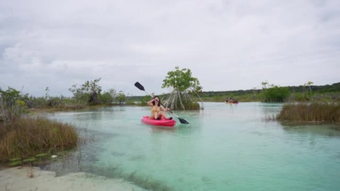在墨西哥的巴卡拉尔泻湖划独木舟的女人
