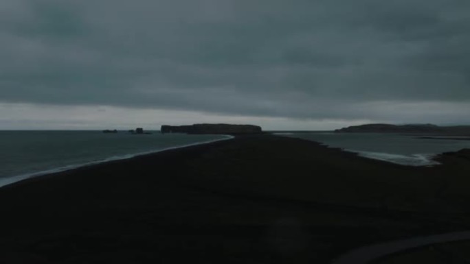雷尼斯法贾拉维克的冰岛黑沙滩，海浪很大。