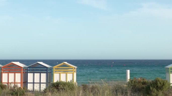 布拉瓦海岸萨加罗著名的海滩小屋和桑特波尔剧院。西班牙。地中海