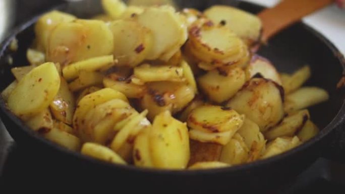 新土豆在平底锅里油炸。脆皮炸土豆。家中的天然健康食品。