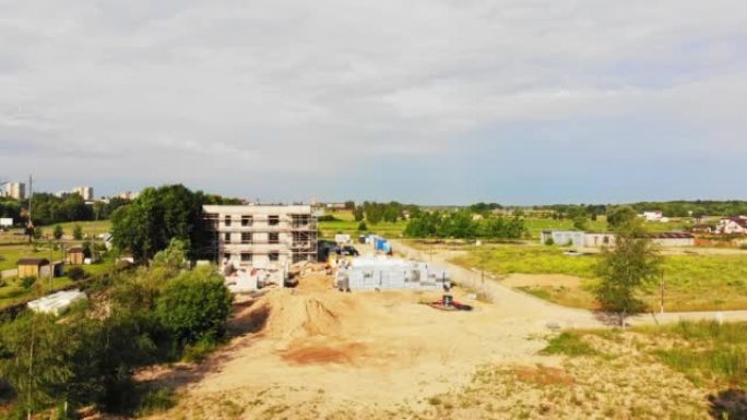 立陶宛大城市Siauliai郊区正在开发的Rising view房屋建筑。房地产开发理念。