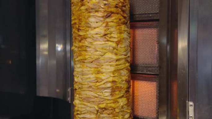 传统的土耳其食品，鸡肉doner是一种烤肉串，由在立式烤肉店上煮熟的肉制成。