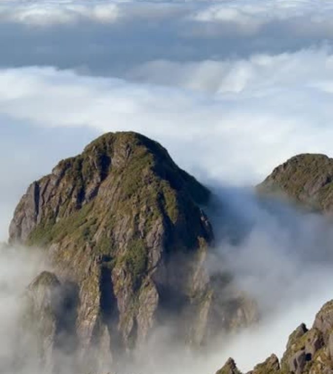 在越南老街Sapa Hoang Lien Son山脉的最高印度支那最高的旅游目的地范西潘山顶上的雾移