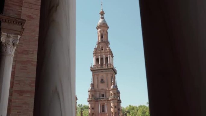 塞维利亚西班牙城，西班牙广场，古建筑和遗产。垂直平移中的尖塔细节。