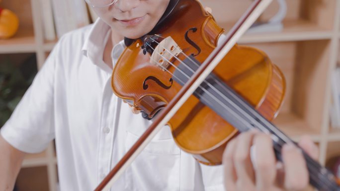 小提琴演奏特写