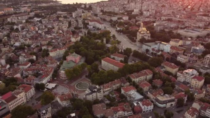 保加利亚日落时美丽的瓦尔纳市鸟瞰图